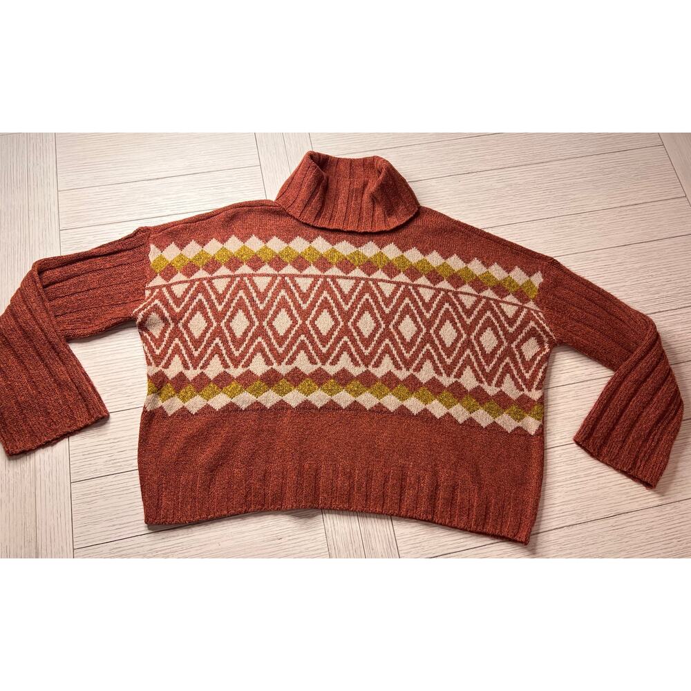 So ladies cropped boxy turtleneck poly sweater‎ w/ flare sleeves. Rust, cream XL